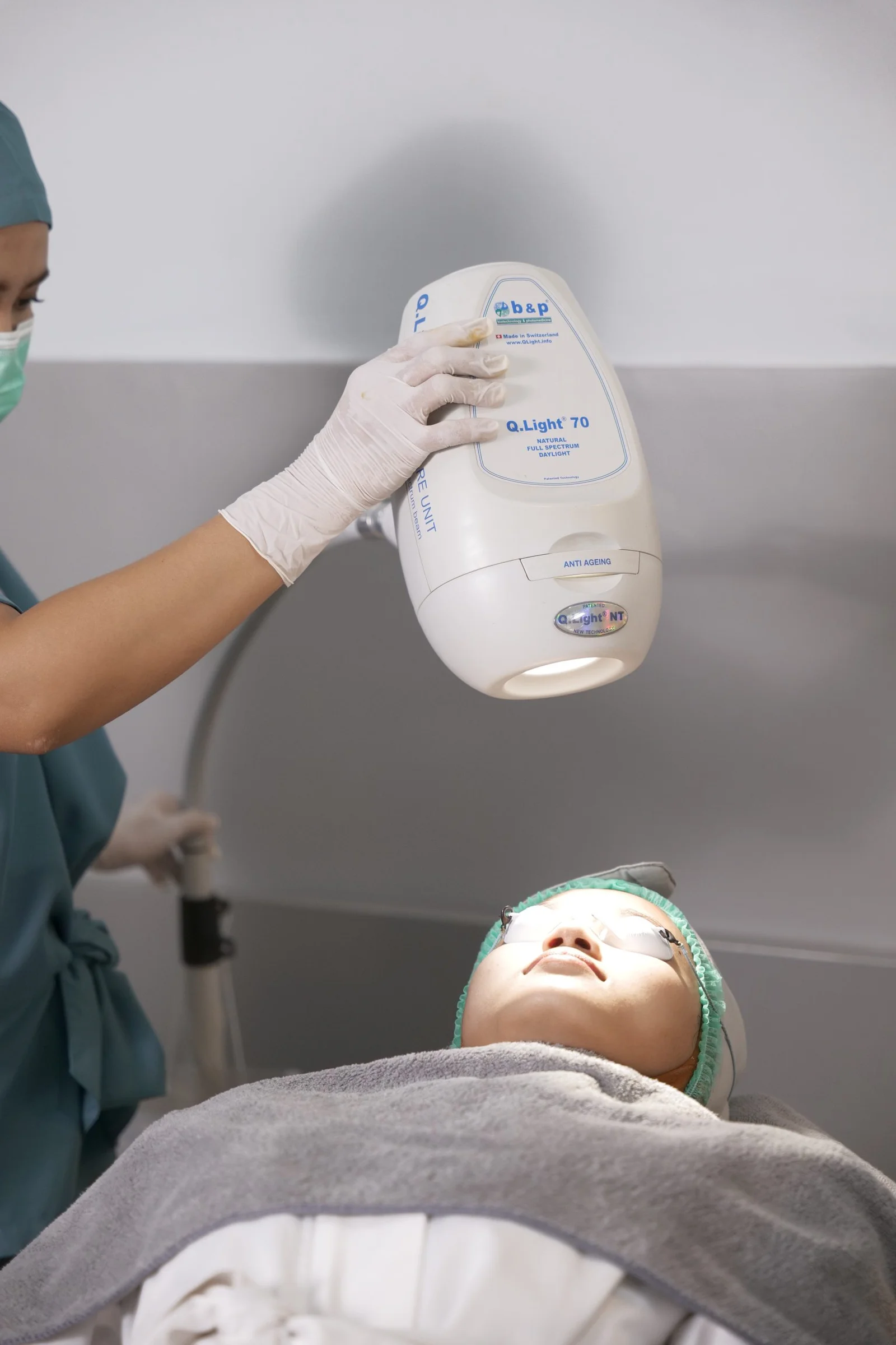 Praktisi Braia menyiapkan perawatan wajah dengan peralatan klinis